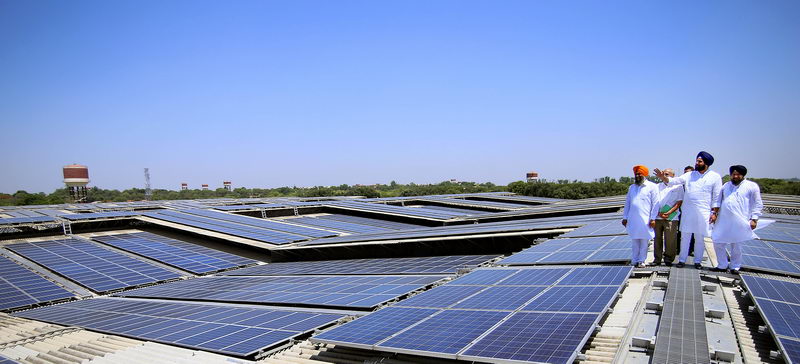 May 18, 2016: India's renewable energy minister Bikram Singh Majithia inspects the world's largest rooftop solar photovoltaic power plant with a capacity of 11.5 MW, which was launched the previous day in the town of Abis in India's northern state of Punjab. [VCG]