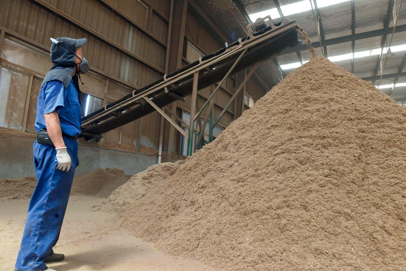 May 25, 2017: Anhui Tongling Wanjiang Biomass Energy Corporation transforms straw into solid biomass fuel. China already boasts the largest utilization of renewable energy globally. VCG