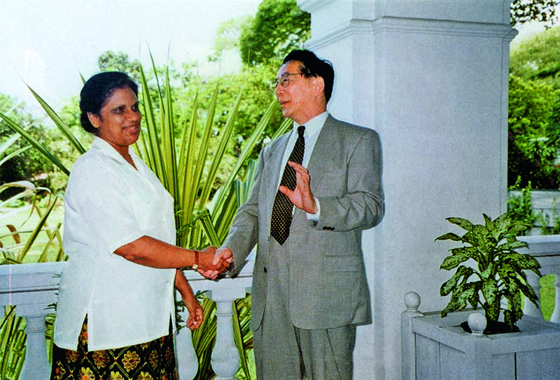 1996年9月8日 王嵎生与斯里兰卡总统库马拉通加在总统府会见