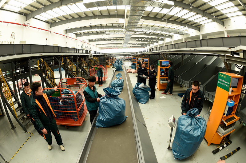 February 6, 2017: EMS employees sort parcels in Jinhua, Zhejiang Province. According to Yiwu customs, the top three overseas destinations for packages and mail from Yiwu are the U.S., Russia, and Spain. The most commonly shipped commodities are accessories, clothes and glasses. [VCG]